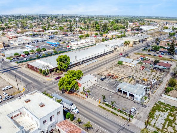 ±86,000 SF High Exposure Industrial Building on 2.42 Acres : 661 L St, Sanger, CA 93657